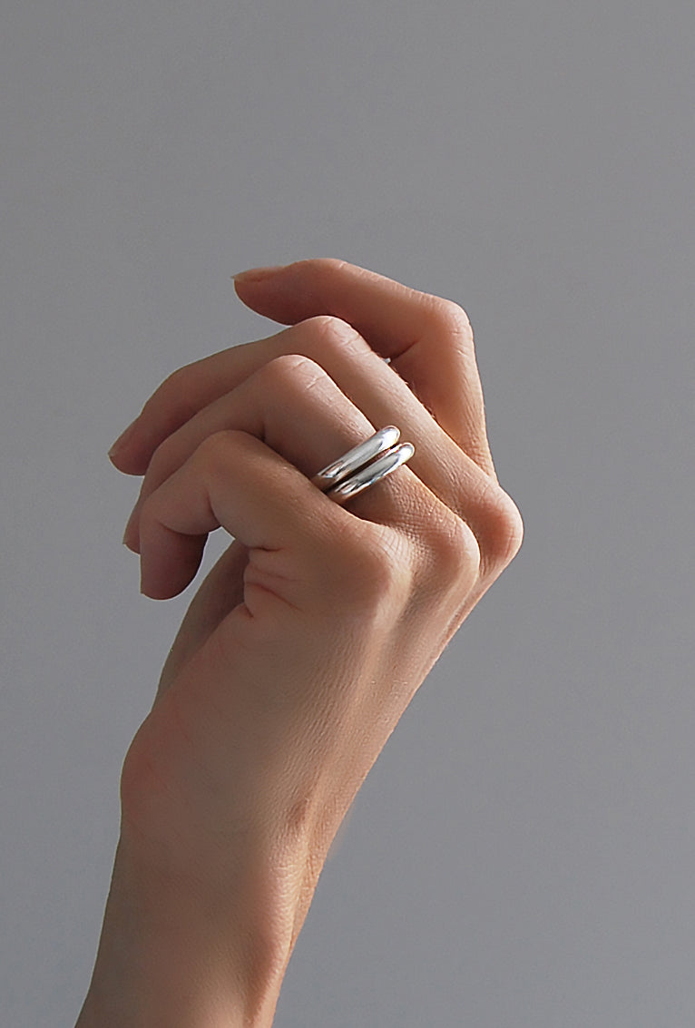 Ring set med tvÄ slÀta silverringar.