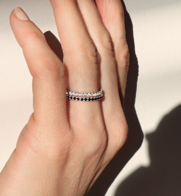 Trauringe / Verlobungsringe Paar | Elise + Plain Ring, schwarze Diamanten