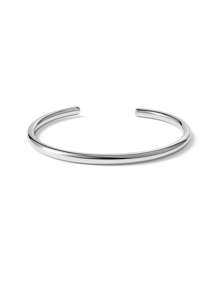 stelt silverarmband med öppning.