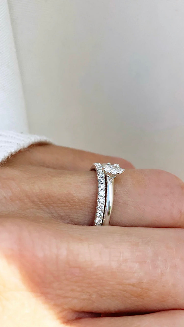 Set vigselring och förlovningsring i silver med diamanter - oval diamant