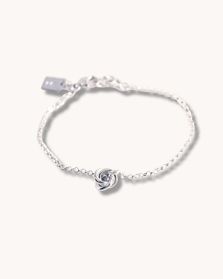Armband med liten silverknut i kedja