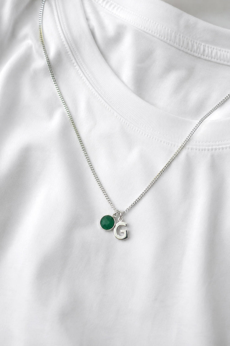 Halsband till herr med grön Jade sten och bokstavsberlock. Pansarkedja i silver.