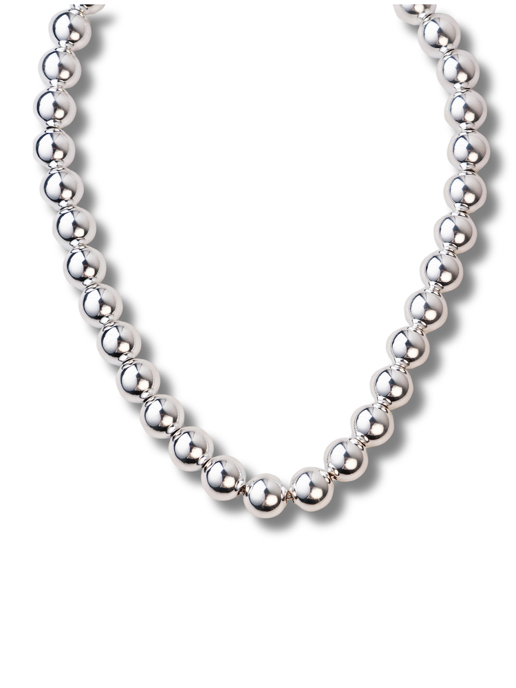 Halsband med stora silverkulor.