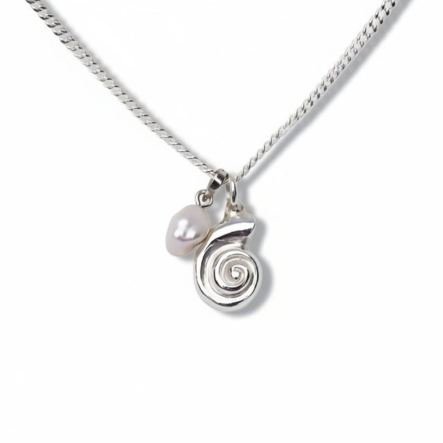 Silverhalsband med snäcka och vit pärla.