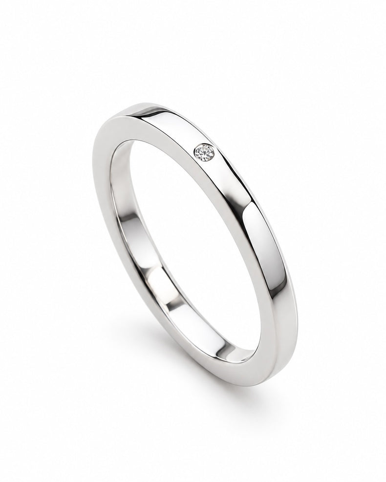 Silverring med en liten diamant som sitter i ringen.