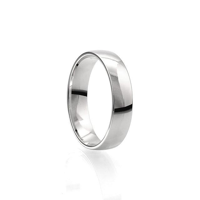Förlovningsring i silver till herr. 5 mm bred med lätt kupad form.