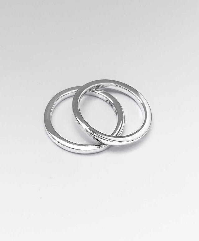två silverringar med raka kanter