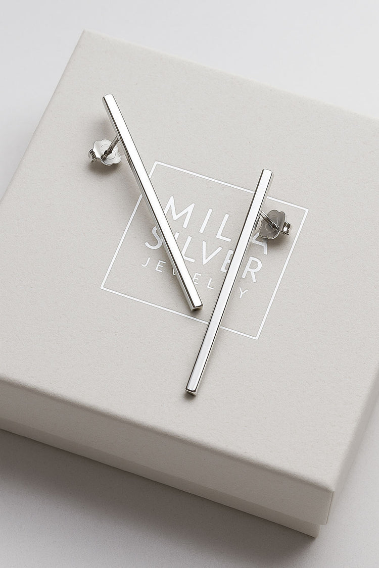 Örhängen med silverstavar på smyckesask från Mila Silver