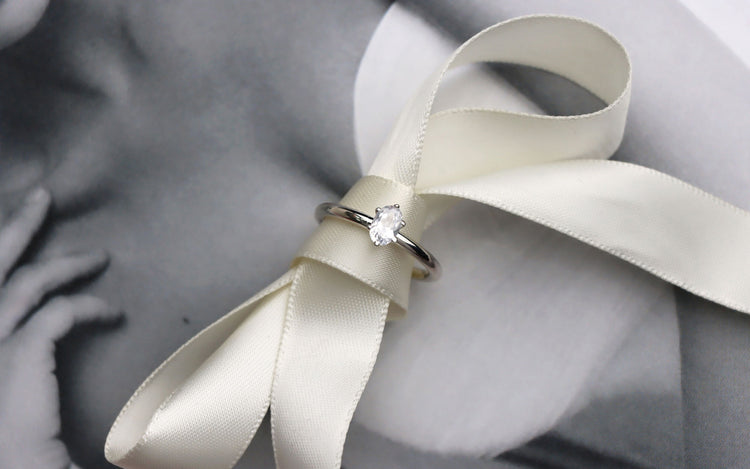 Ring med oval diamant 0,5 ct.