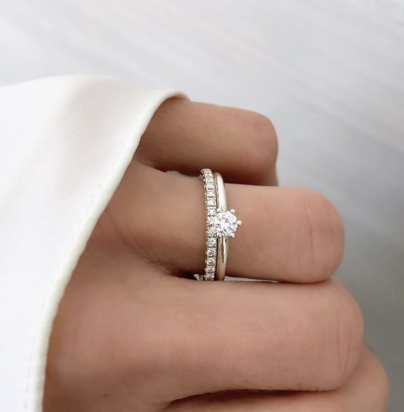 Ring set med vigselring och forlovningsring. Silverringar med diamanter.