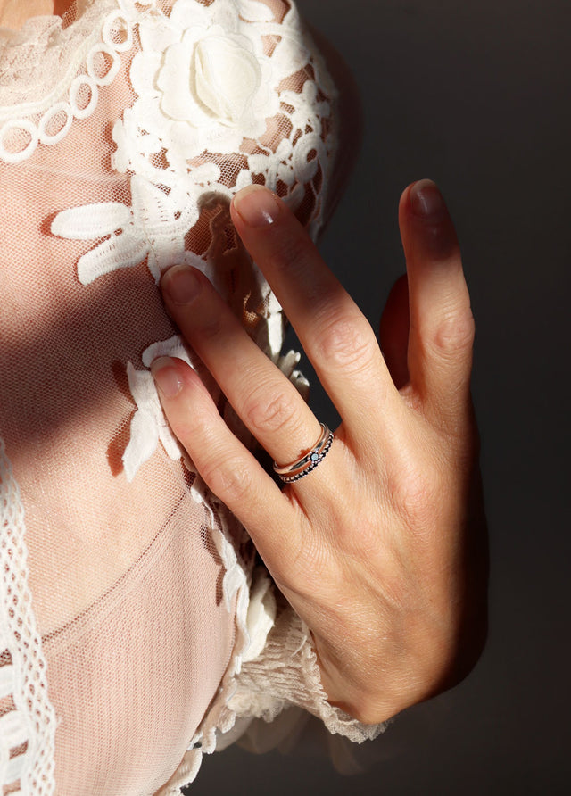 Ring par med diamantringar med svarta diamanter.