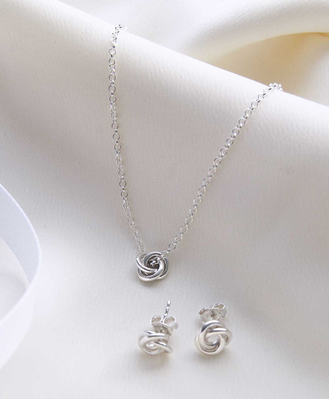 Halsband med silverknut i kedja.
