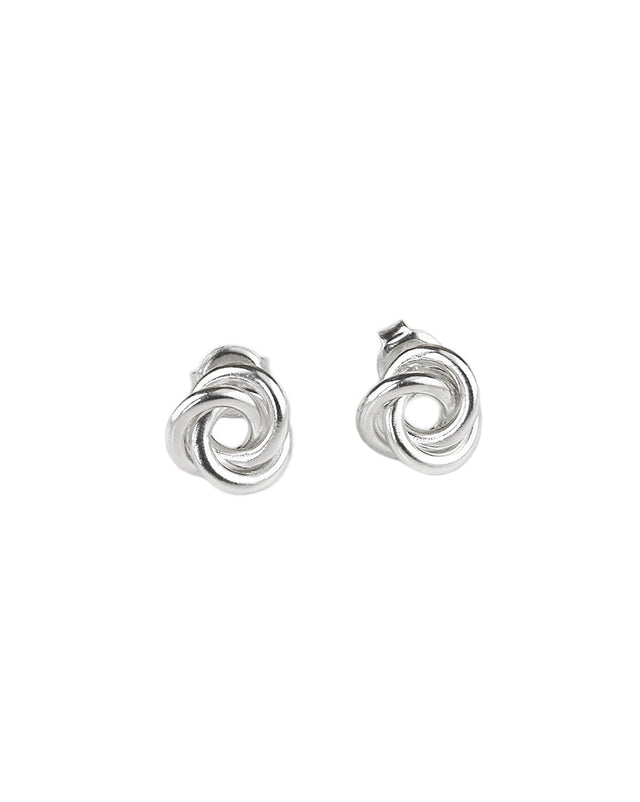Örhängen i silver med tre ringar sammansatta till en knut.