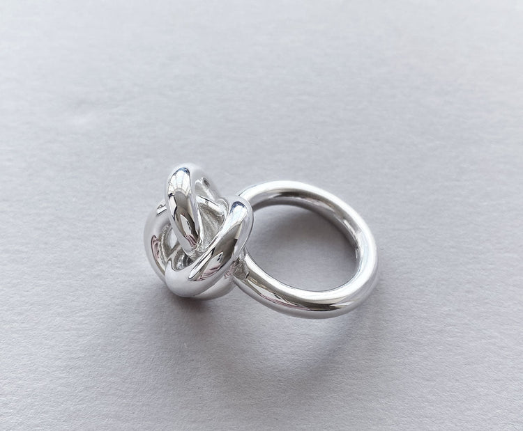 3 in One Fat Knot ring, sett från sidan.