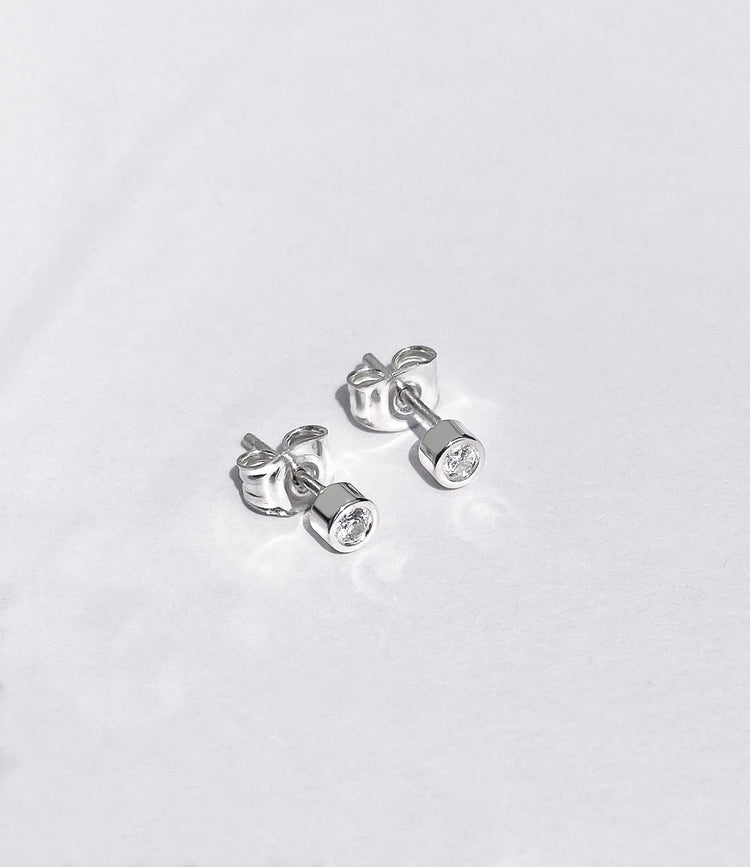 Silverörhängen med diamanter.