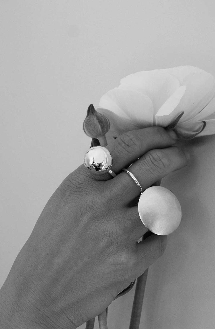 Ring med stor silverkula i kombination med en stor silverring med matt yta.