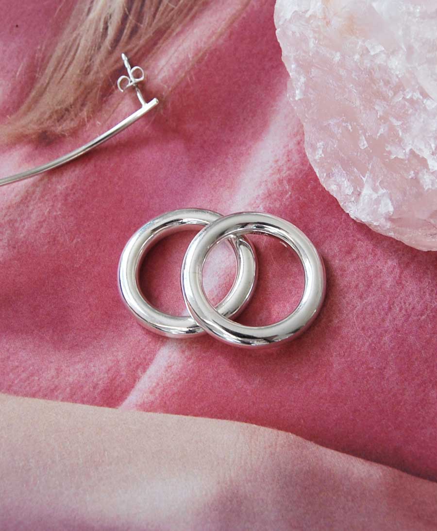 TvÄ silverringar med rund profil av blankt silver.