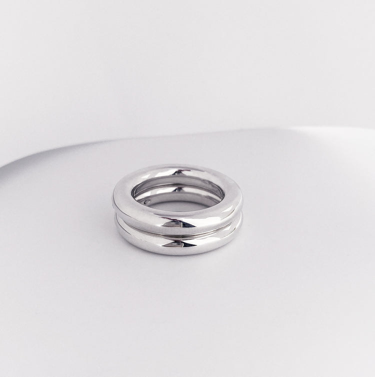 Ring stack med två massiva silverringar i kombination.