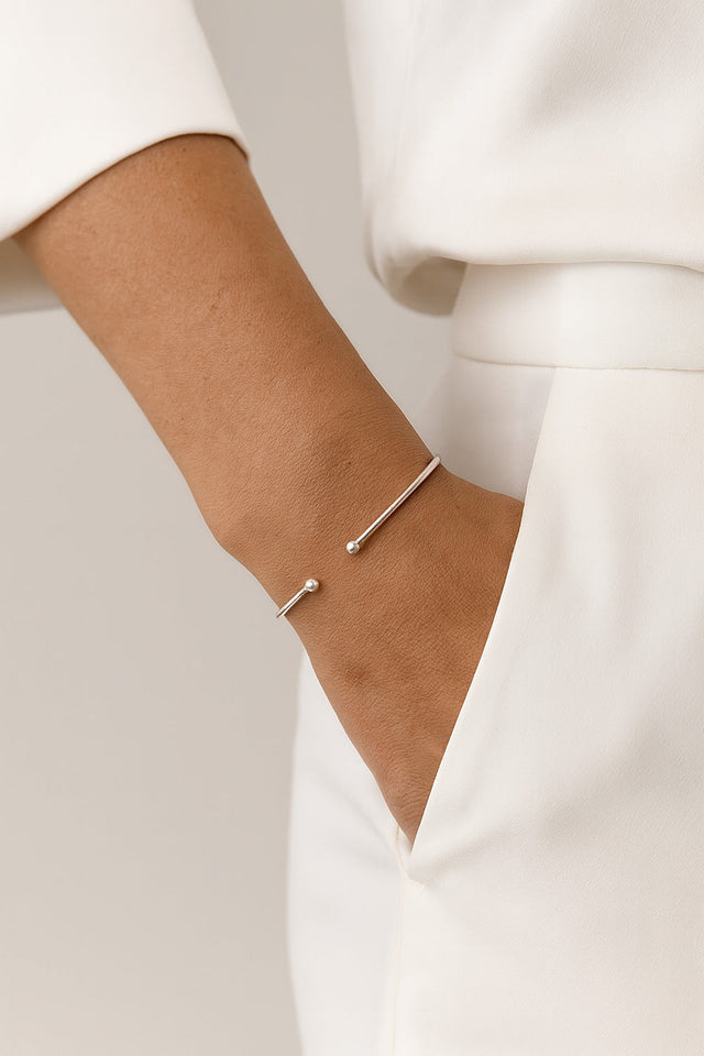 Stelt silverarmband i minimalistisk design. 