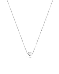 halsband med litet silverhjärta i kedja.
