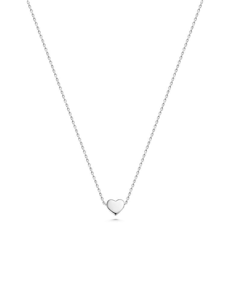 halsband med litet silverhjärta i kedja.