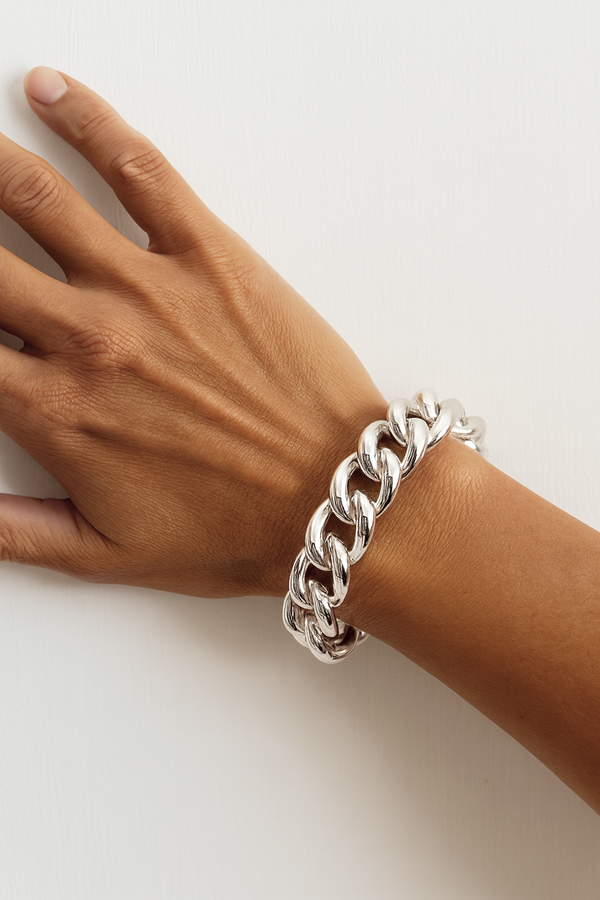 Tjej som bär ett chunky chain armband med stor pansarkedja i glänsande vitt 925 silver. 
