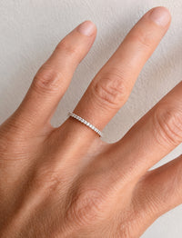Alliansring i 18k. vitguld med diamanter. Vigselring