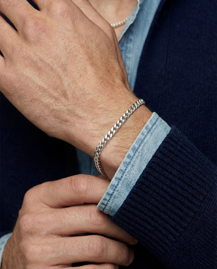 Man som bär ett armband med pansarkedja i 925 silver. 