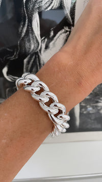 Stort silverarmband med kedja av modell pansar. 
