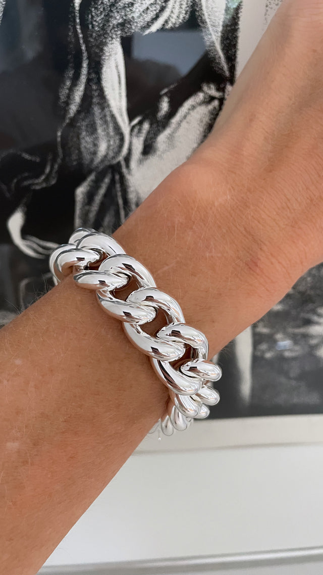 Stort silverarmband med kedja av modell pansar. 