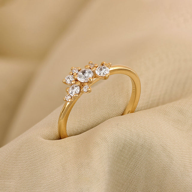 Vigselring eller förlovningsring i 18k. guld med flera diamanter