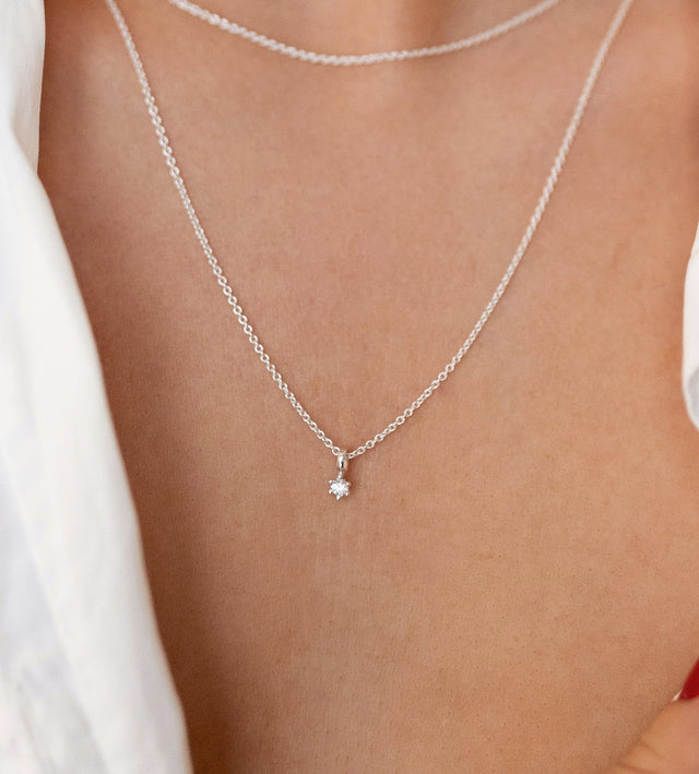 Halsband med liten gnistrande diamant i kedja. 