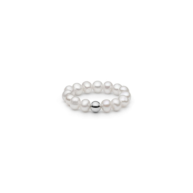 Ring med vita pärlor och en silverkula. 