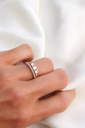 Set med vigselring och förlovningsring i 18k. guld med diamanter. Alliansring och flerstensring med tre diamanter. 