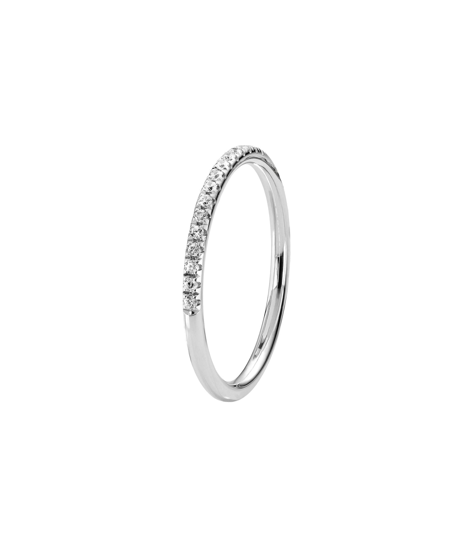 Alliansring med diamanter som täcker halva ringen. 
