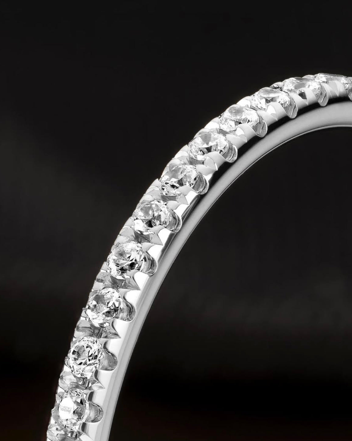 närbild på en diamantring där man ser hur varje diamant är infattad. 