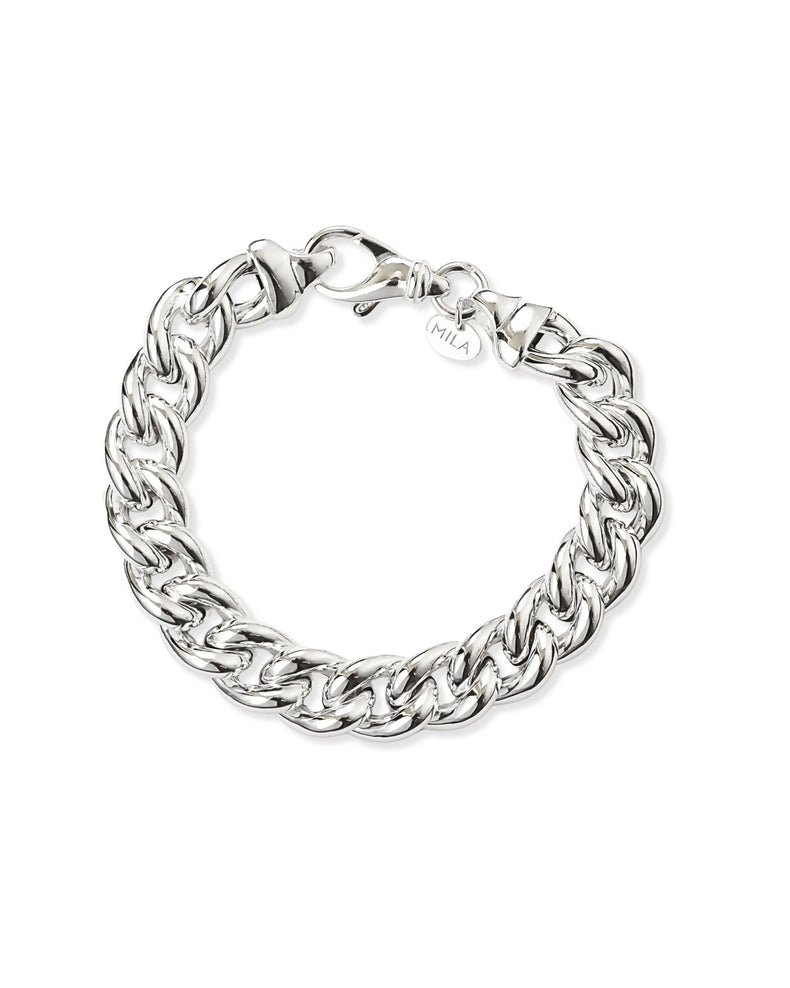 Armband med bred silverkedja som har chunky former och Mila Silver tag vid låset. 