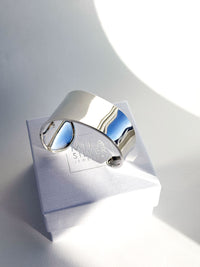 Brett, stelt silverarmband placerat på en smyckesask från Mila Silver