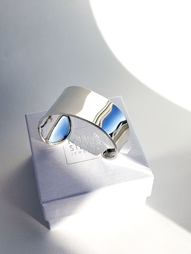 Brett, stelt silverarmband placerat på en smyckesask från Mila Silver