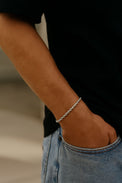 kille som bär ett silverarmband med rep-kedja / rope chain. 