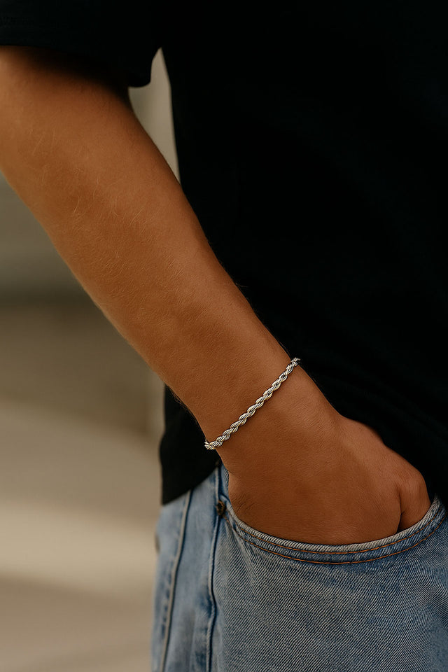 kille som bär ett silverarmband med rep-kedja / rope chain. 