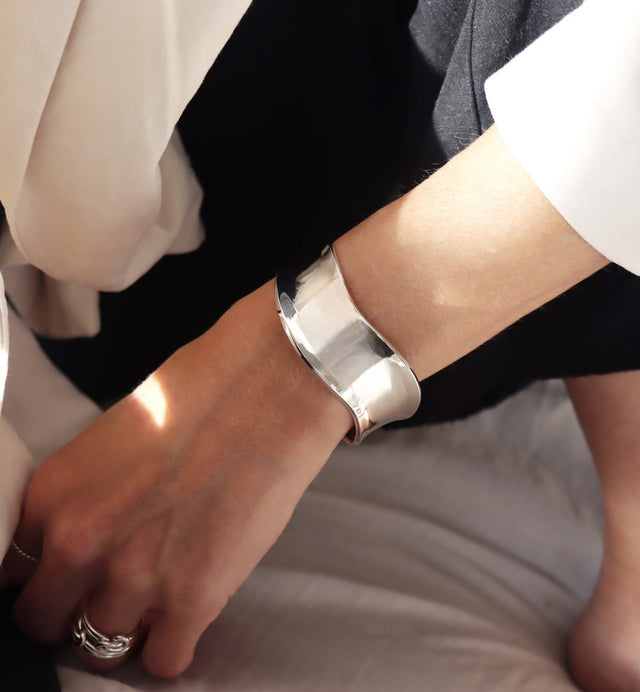 TJEJ SOM BÄR ETT BRETT STELT SILVERARMBAND