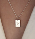 närbild på bokstavsberlock i silver med graverad bokstav J + liten diamant