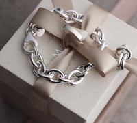 Armband med bred kedja placerad på en ask från Mila Silver