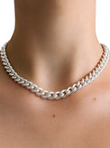 Tjej som bär ett chunky kedje halsband i äkta silver av modell Pansar. 