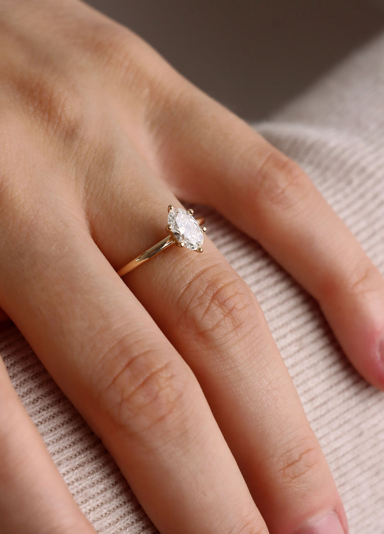 June Diamantring Oval Diamant, Vigsel / Förlovningsring | 18k. guld