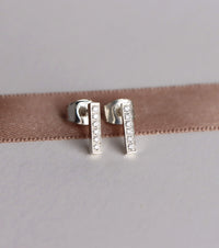 Diamantörhängen med stavar i silver som har sex st. labbodlade diamanter i varje stav. 