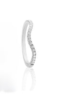 Diamantring i silver med vågig form.