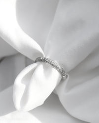 Alliansring i silver med många små diamanter. 