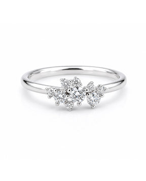 Diamantring med nio diamanter. Förlovningsring i silver till dam. 